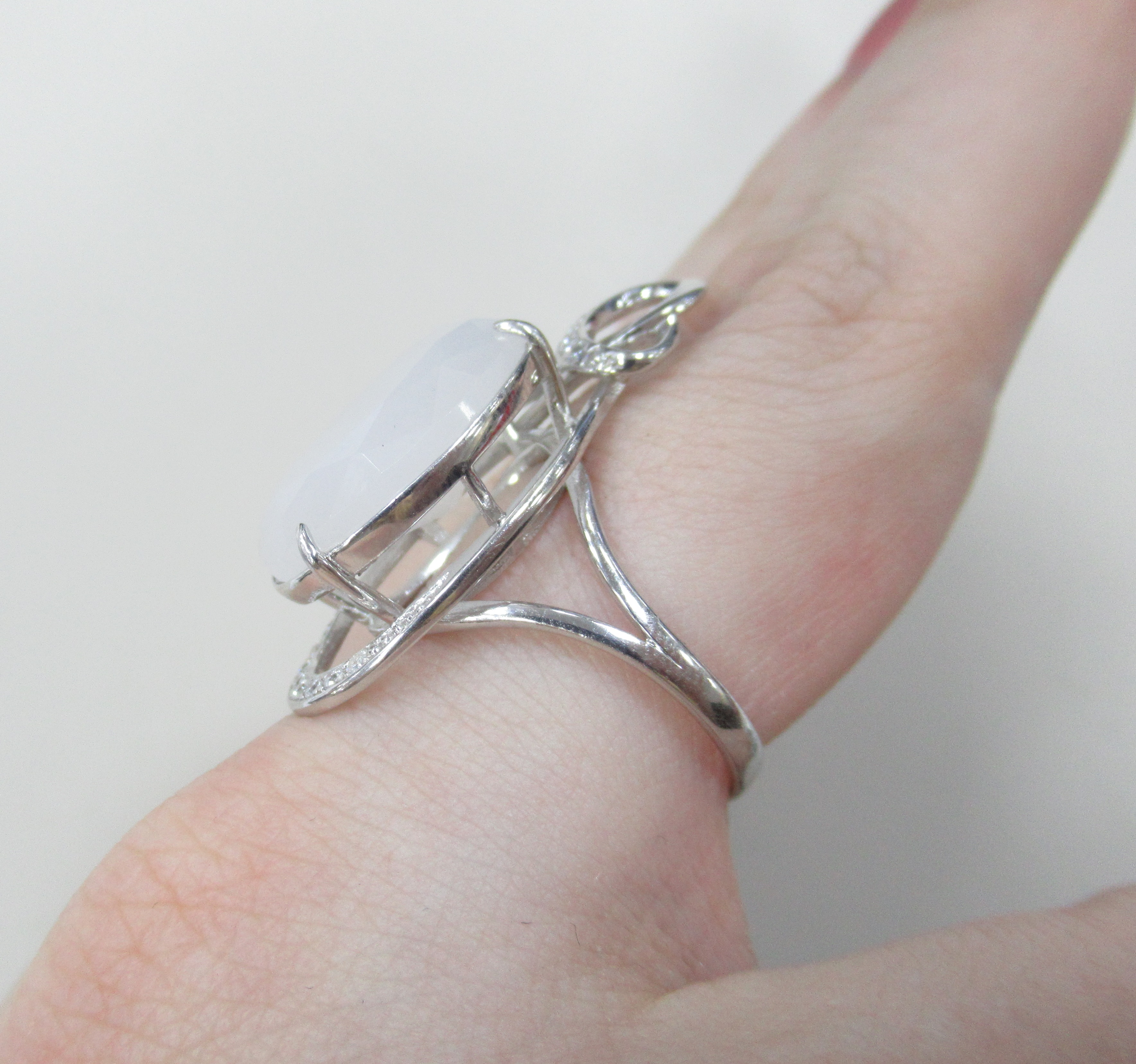 Серебряное кольцо с белым нефритом